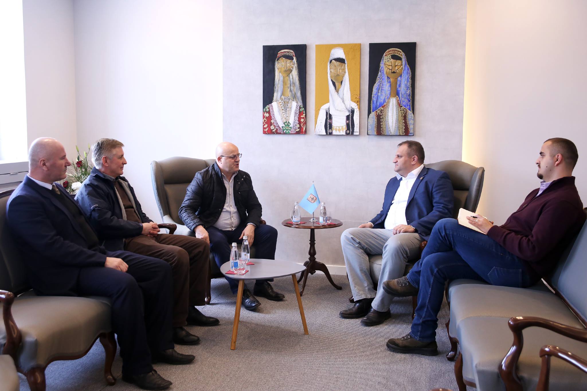 Ahmeti takon veteranët e Prishtinës, u ofron ndihmë maksimale