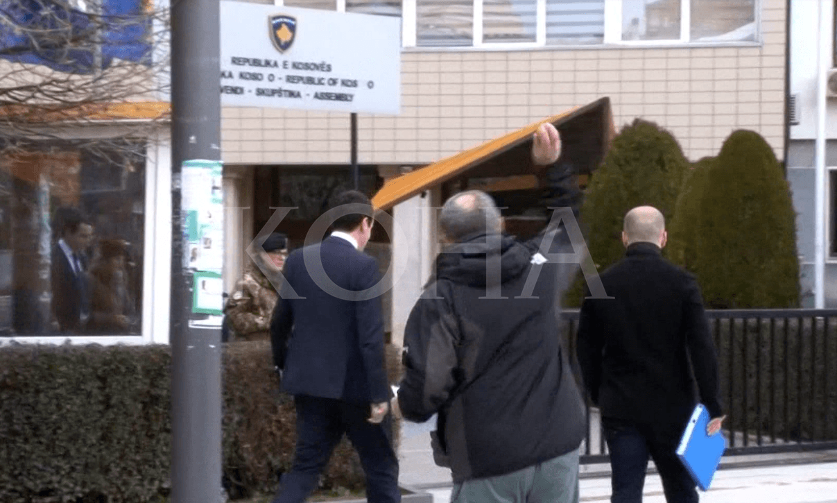 Vetëvendosje i kishte vezët mjet të protestës, por sot me të tilla u sulmua Albin Kurti