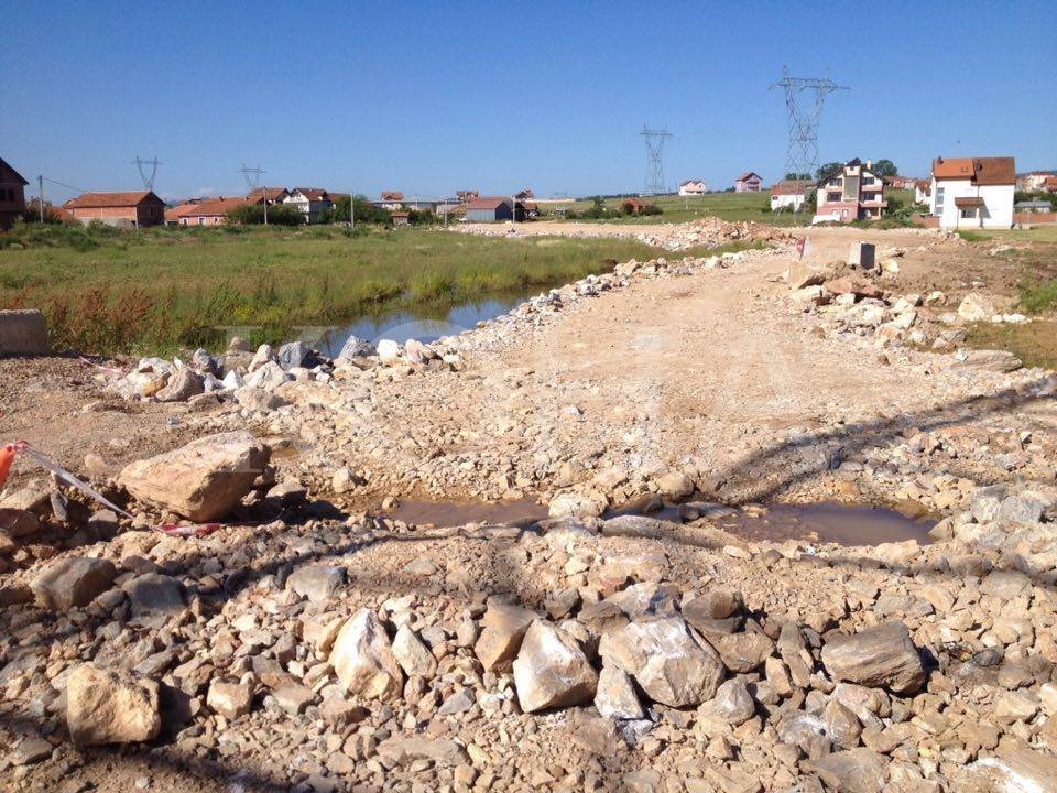 Tri fshatra të Ferizajt kërkojnë investime në asfaltimin e rrugëve lokale