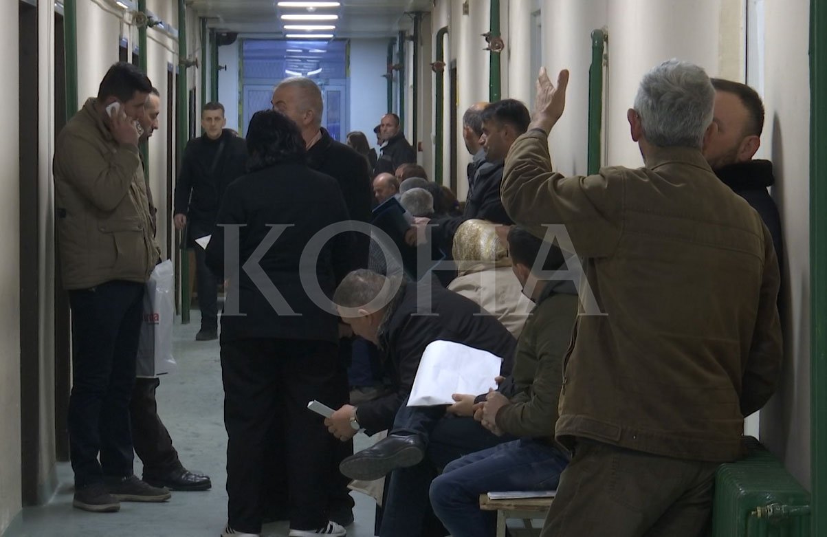 Rrëmujës dhe kushteve të vështira të punës në ambulancat specialistike në QKUK s’po u shihet fundi