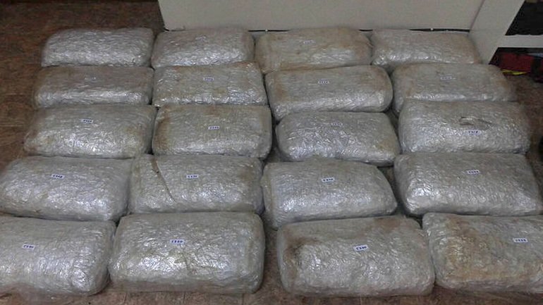 Arrestohet shqiptari në Greqi me 105 kg kanabis në veturë