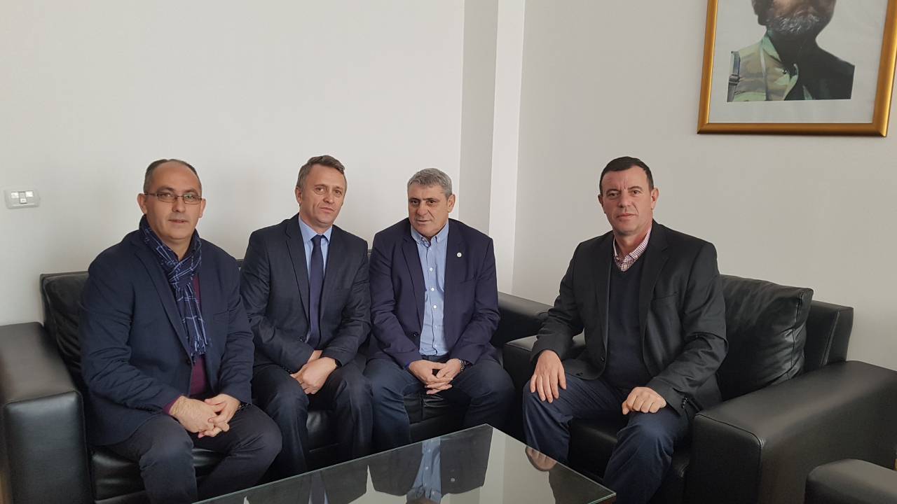 Obiliqi i jep FFK-së në shfrytëzim për 25 vjet stadiumin “Agron Rama”