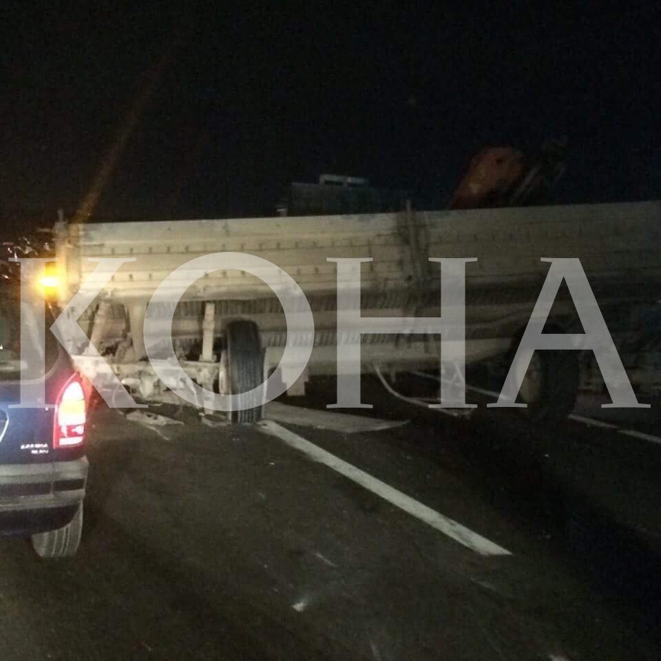 Aksident mes një kamioni e një veture në autostradën për Shkup