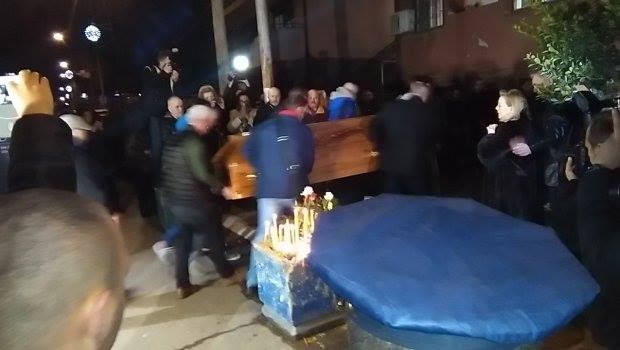 Trupi i pajetë i Ivanoviqit në selinë e partisë së tij