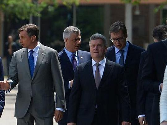Thaçi e Vuçiq u takuan në Davos, biseduan për vazhdimin e dialogut të Brukselit