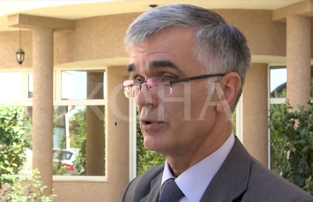 Ka vite që endet nëpër gjykata, thotë se ish e dashura tenton t’ia marrë gjysmën e pasurisë