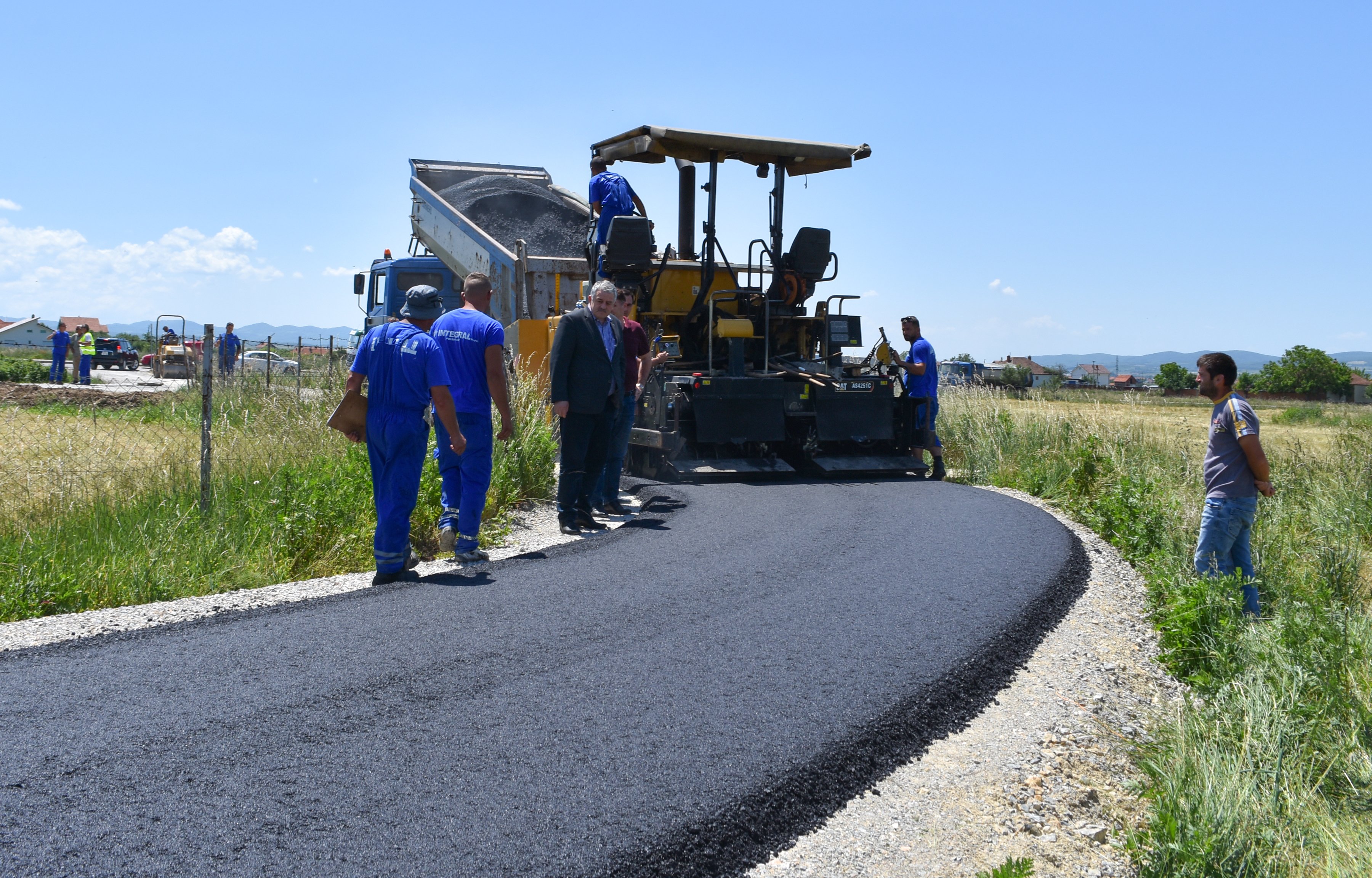 Asfaltohen rrugët në lagjet e disa fshatrave të Podujevës