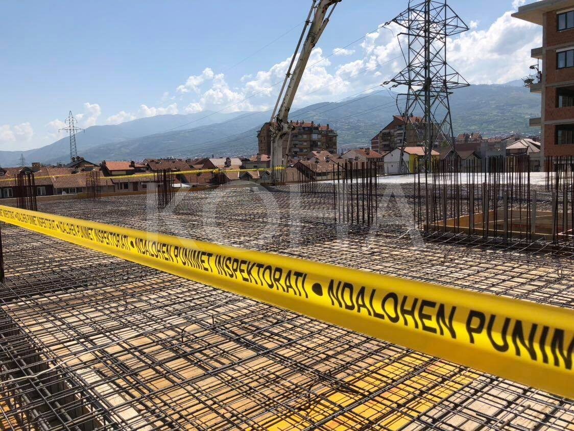 Ndërpriten punimet pa leje në objektin shumëkatësh në Prizren