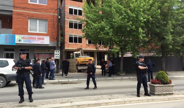 Pronari i 11 katëshes së rrëzuar në Mitrovicë, akuzon Komunën për ryshfet