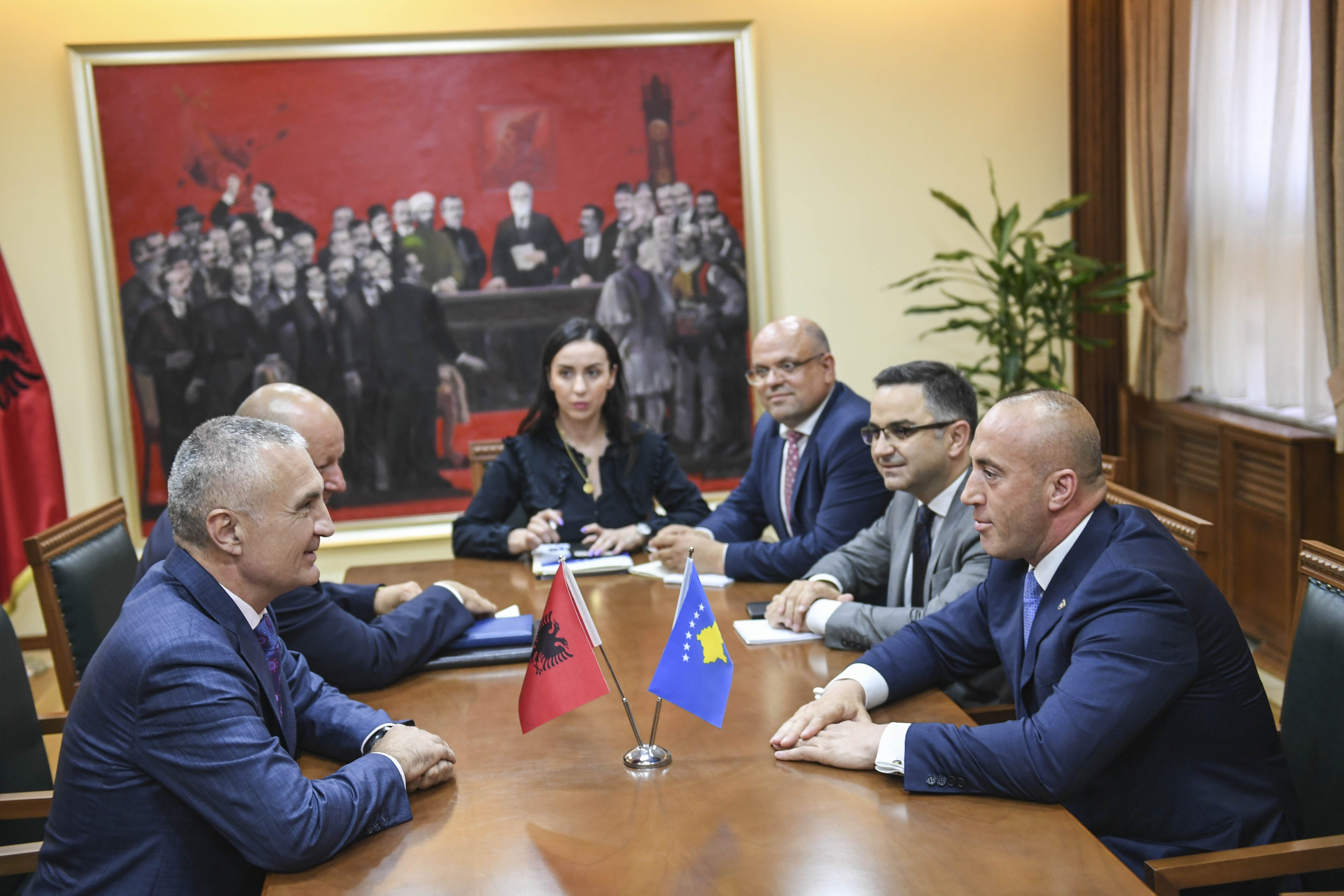 Haradinaj takon Metën, e falënderon për mbështetjen e fuqishme të shtetit shqiptar