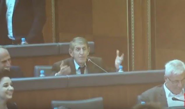 Aktori Mikullovci në rolin e Kadri Veselit