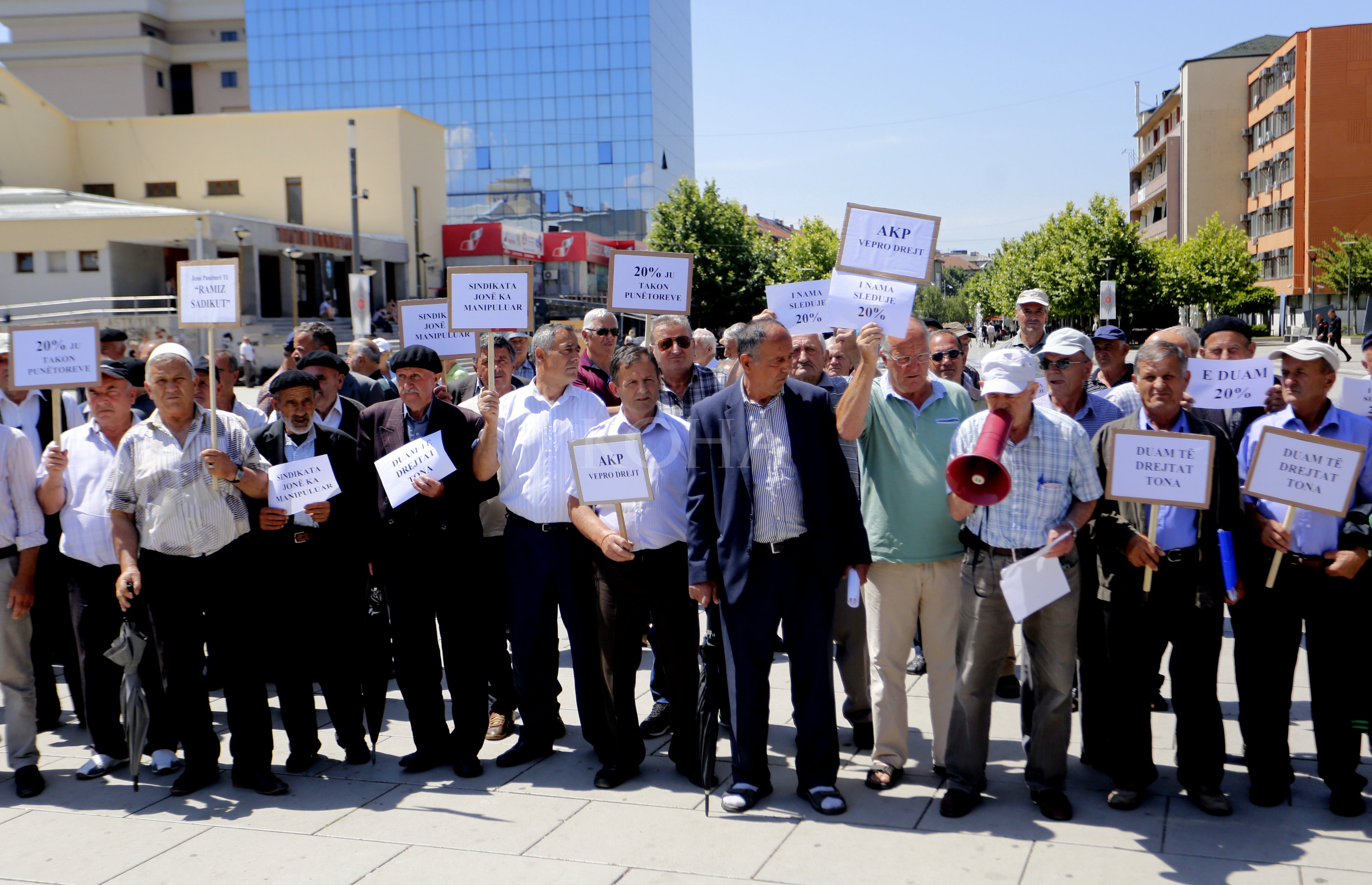Ish-punëtorë të “Ramiz Sadikut” me protesta kërkojnë 20 përqindëshin 