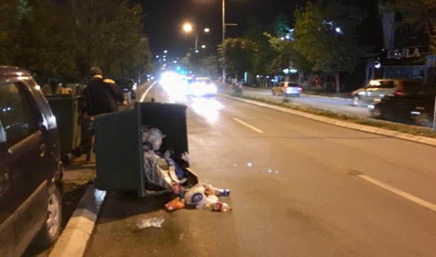 Kontejneri i rrëzuar në rrugën “Agim Ramadani” në Prishtinë