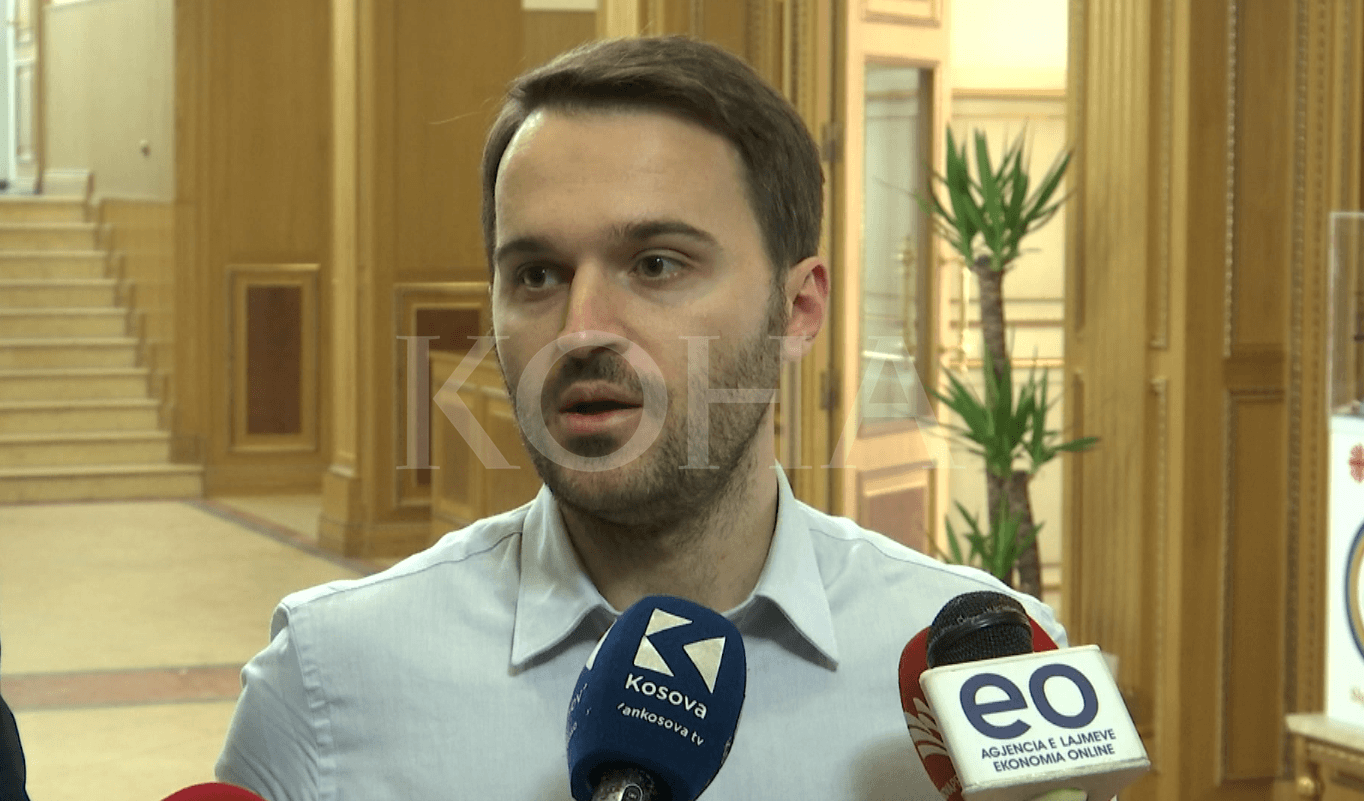 Krasniqi bën para mediave pyetjen që në Kuvend ia mohoi Veseli