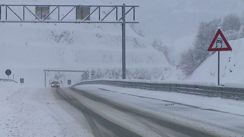 Shqipëri - fshatra të izoluara dhe rrugë të bllokuara në veri nga reshjet
