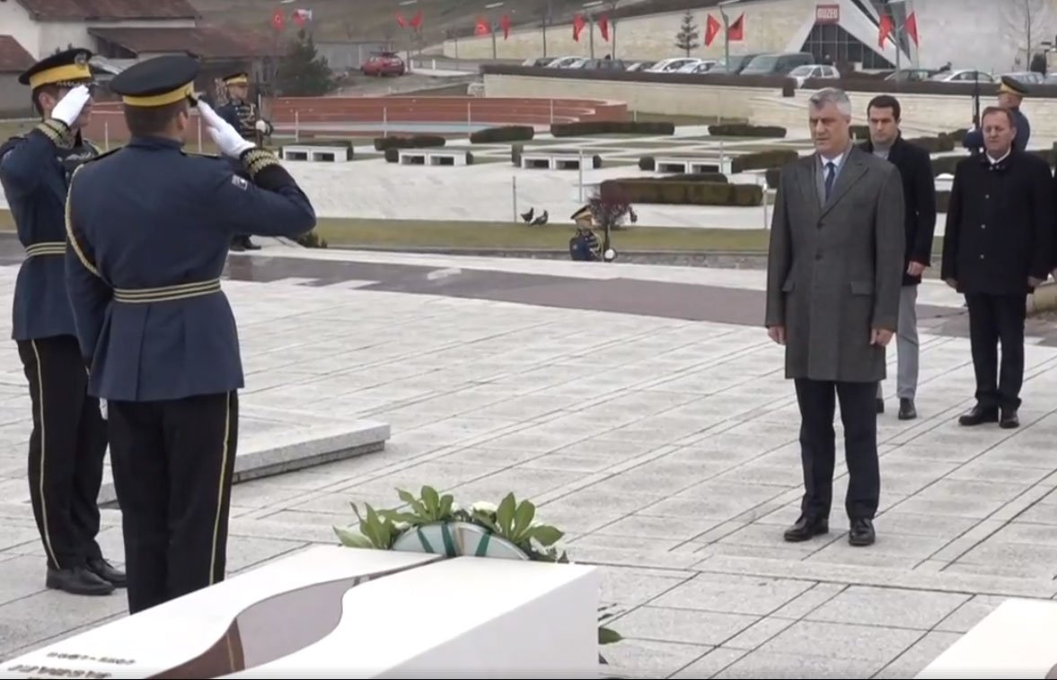 Thaçi, homazhe në Kompleksin Memorial “Adem Jashari”