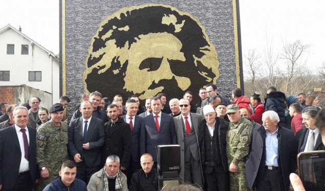 Portreti i Adem Jasharit me fishekë zbulohet në Prekaz