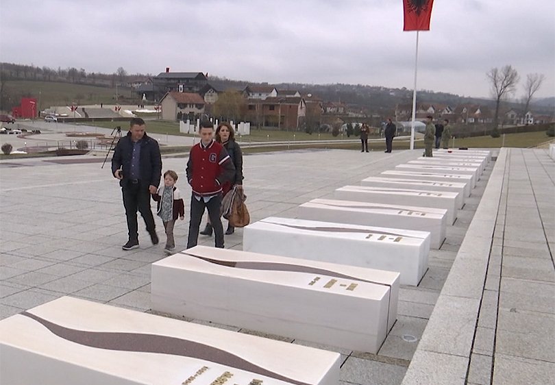 Lumni Krasniqi tregon pse i mori edhe fëmijët për homazhe te Jasharajt