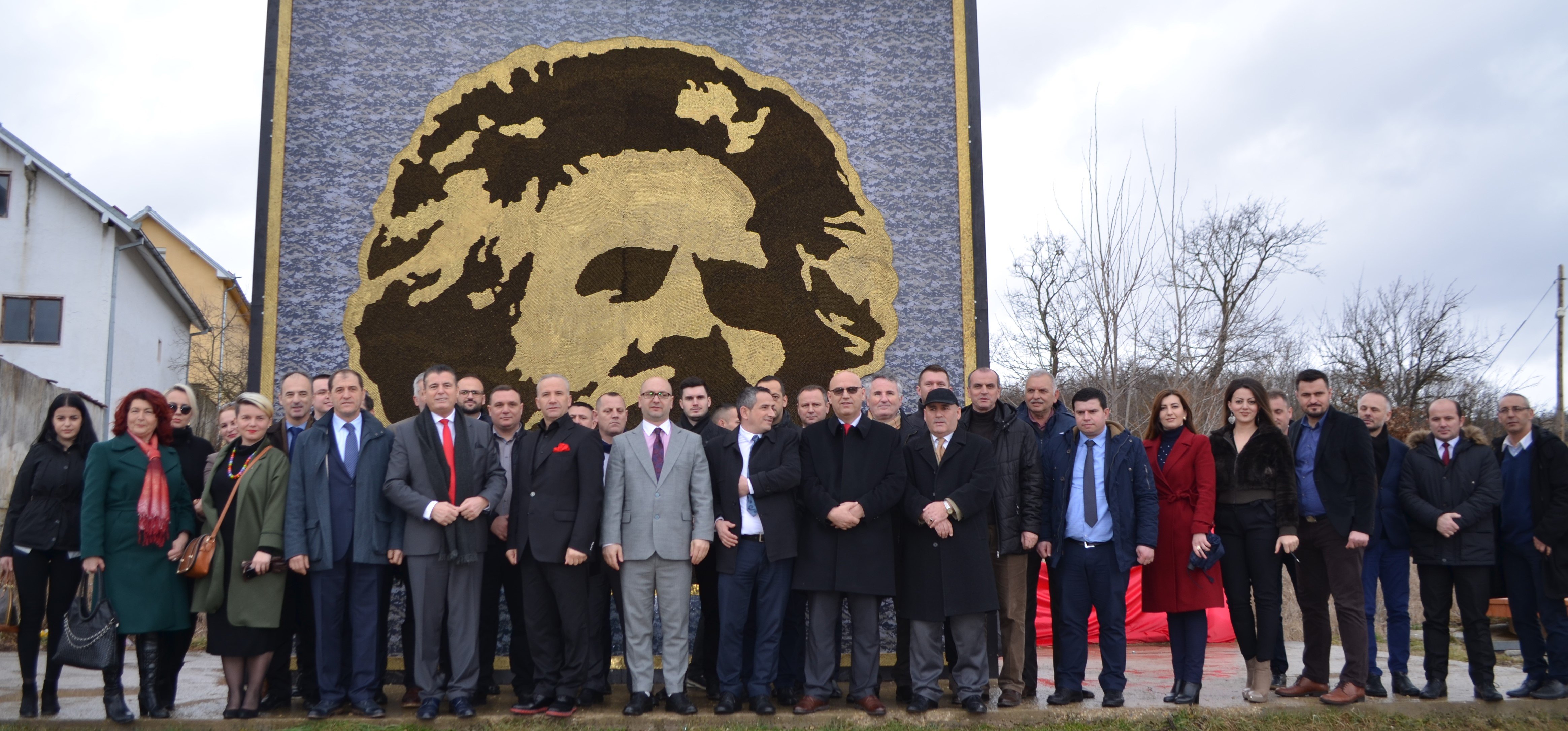 Bahtiri me Selim e Islam Pacollin bëjnë homazhe në Prekaz