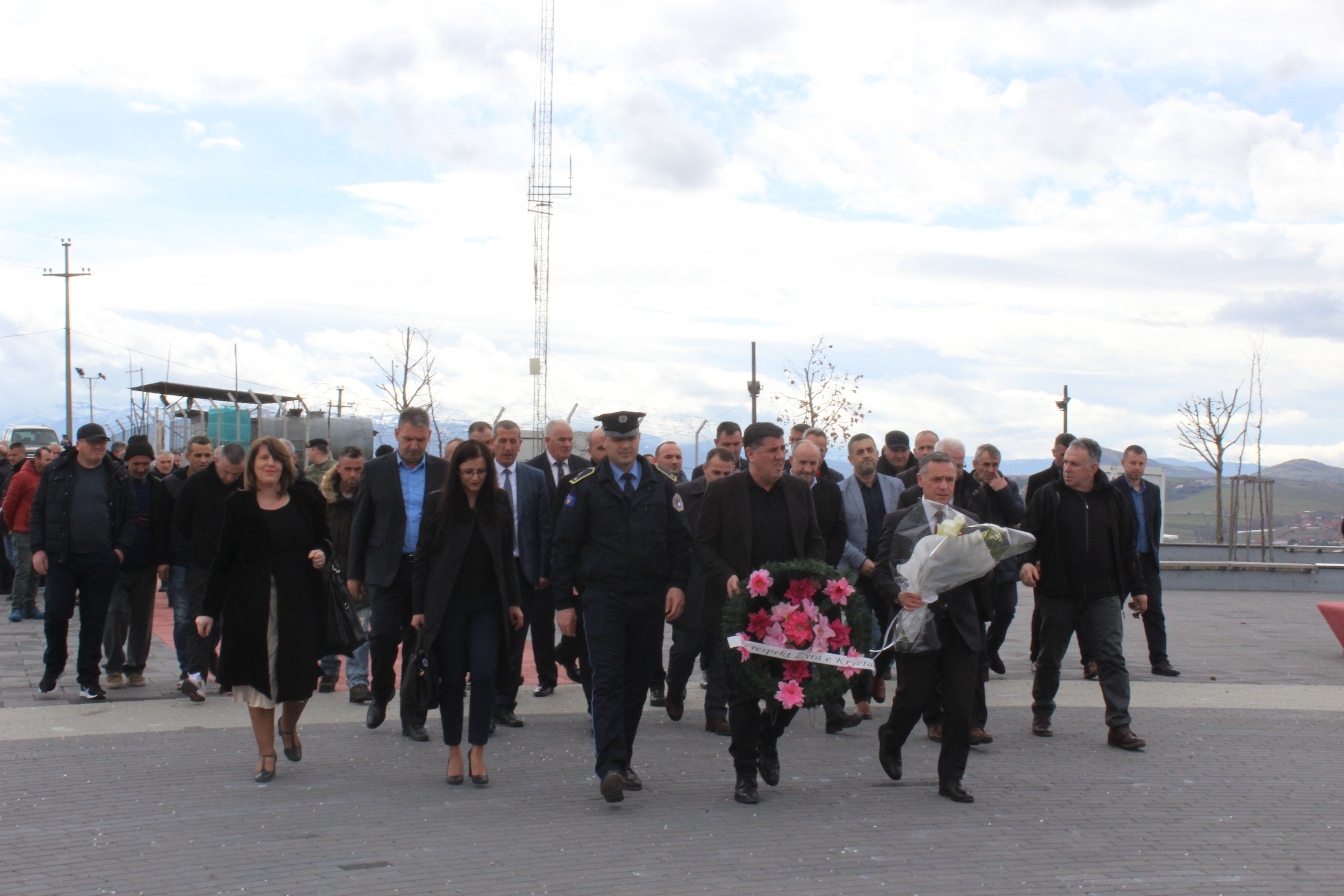 Haziri: Gjunjëzohemi para sakrificës së familjes Jashari dhe dëshmorëve e heronjve të kombit