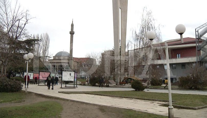 “Ose të hiqet trekëndëshi ose emri i Adem Jasharit nga sheshi te Komuna”