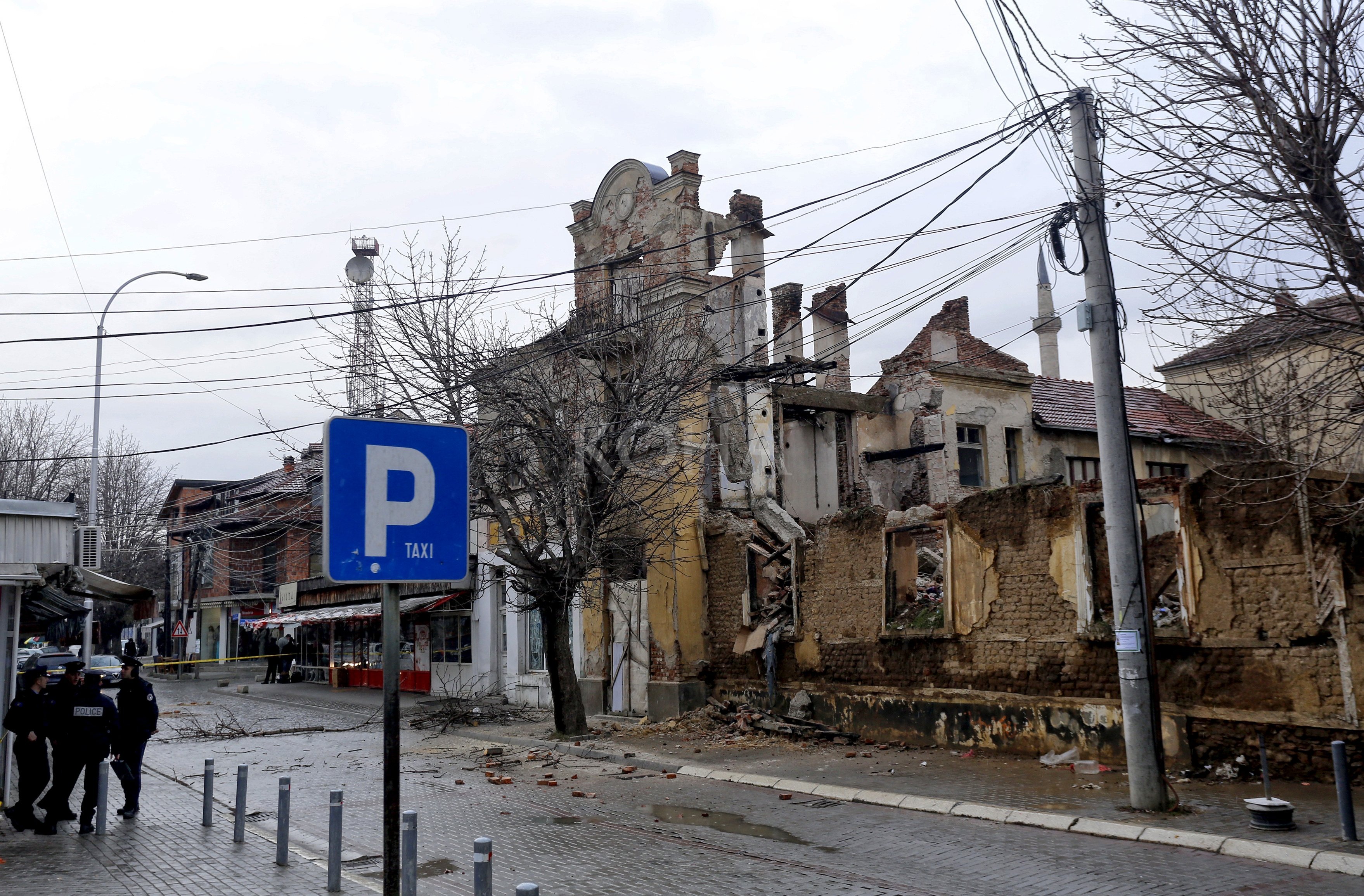 Institucionet ndërhyjnë me buldozer në monumentin njëshekullor të kryeqytetit