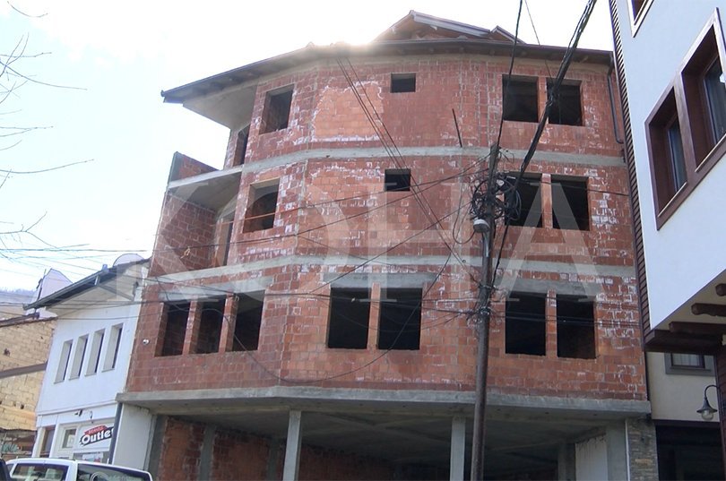 Rrënohen katet e ndërtuara pa leje në një objekt në Prizren