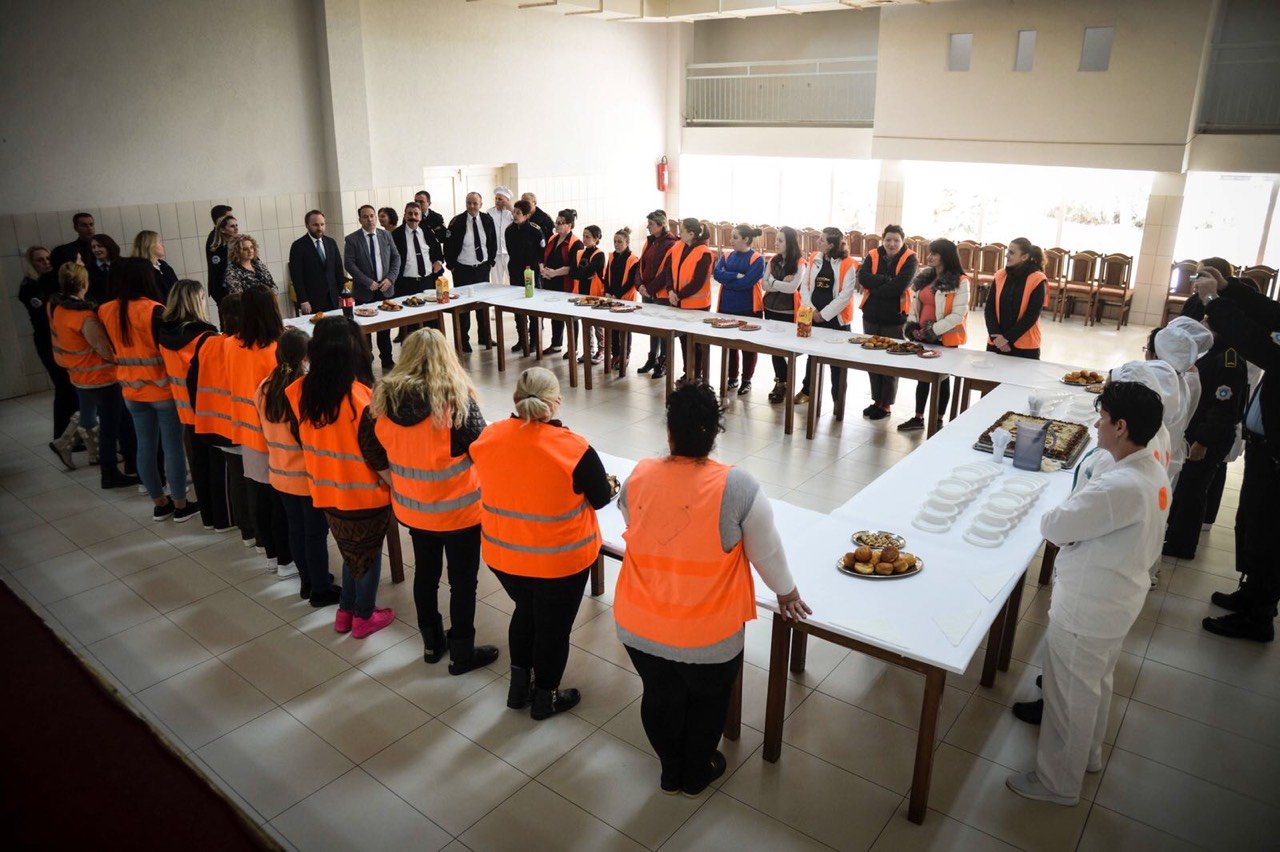 Tahiri vizitoi të burgosurat në Lipjan, u kërkon të mendojnë për të ardhmen
