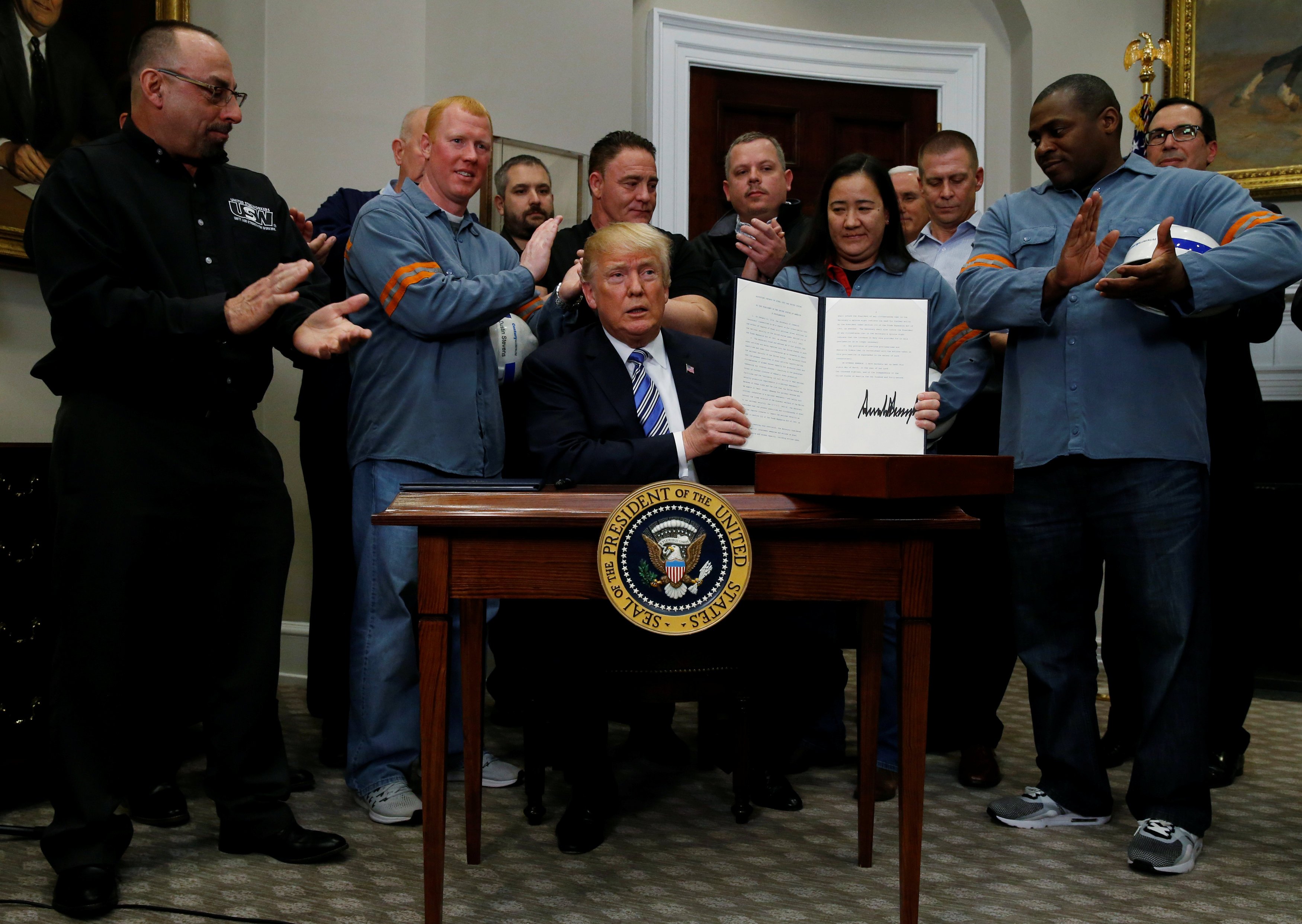 Trump vendos taksa mbi importin e çelikut dhe aluminit, rrezikon luftë tregtare