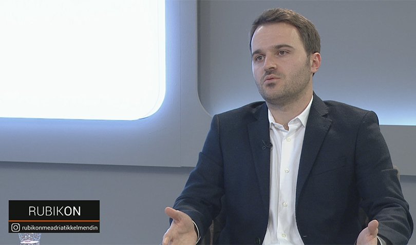 Krasniqi thotë se Kurti nuk e toleron mendimin kritik, e quan të pandershme kërkesën që Ahmeti të japë dorëheqje