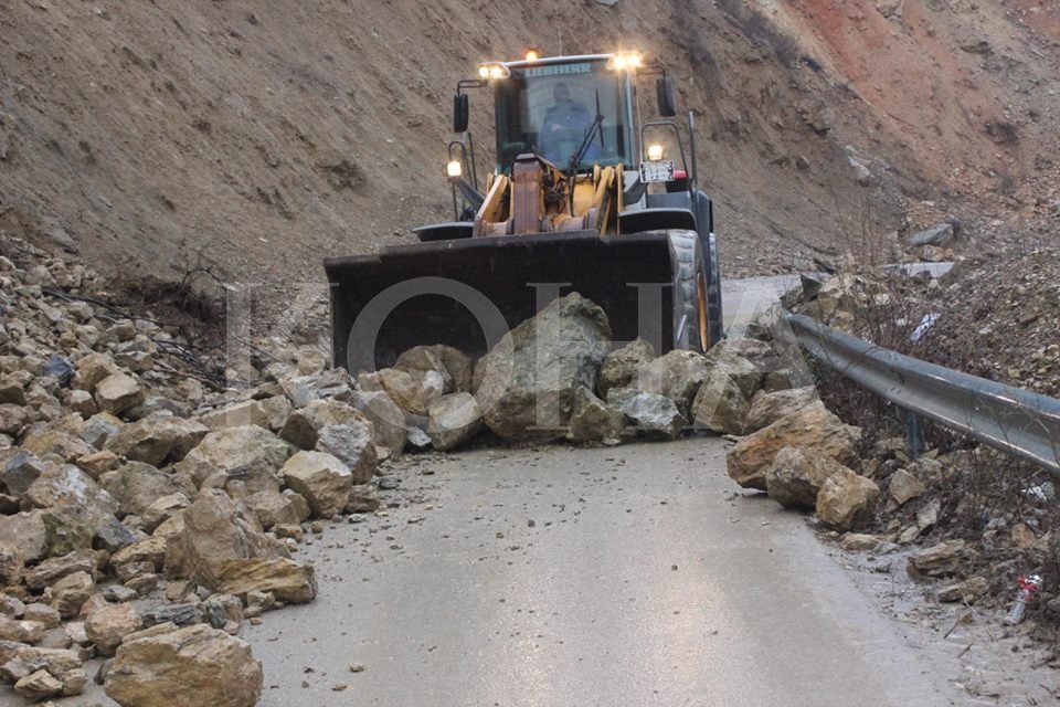 S’ka që e ndal rrëshqitjen e dheut në autostradë, për afatgjatë po mendohet mbjellja e fidanëve