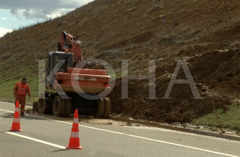 S’ka që e ndal rrëshqitjen e dheut në autostradë, për afatgjatë po mendohet mbjellja e fidanëve