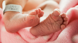 Gruaja me dy mitra lind binjakët vetëm 1 muaj pas lindjes së djalit të parë