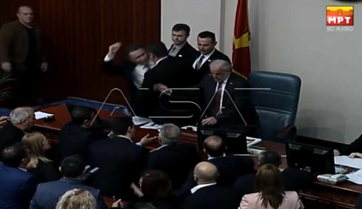 Tensione në Kuvendin maqedonas, pengohet përplasja fizike mes Xhaferit dhe Gruevskit
