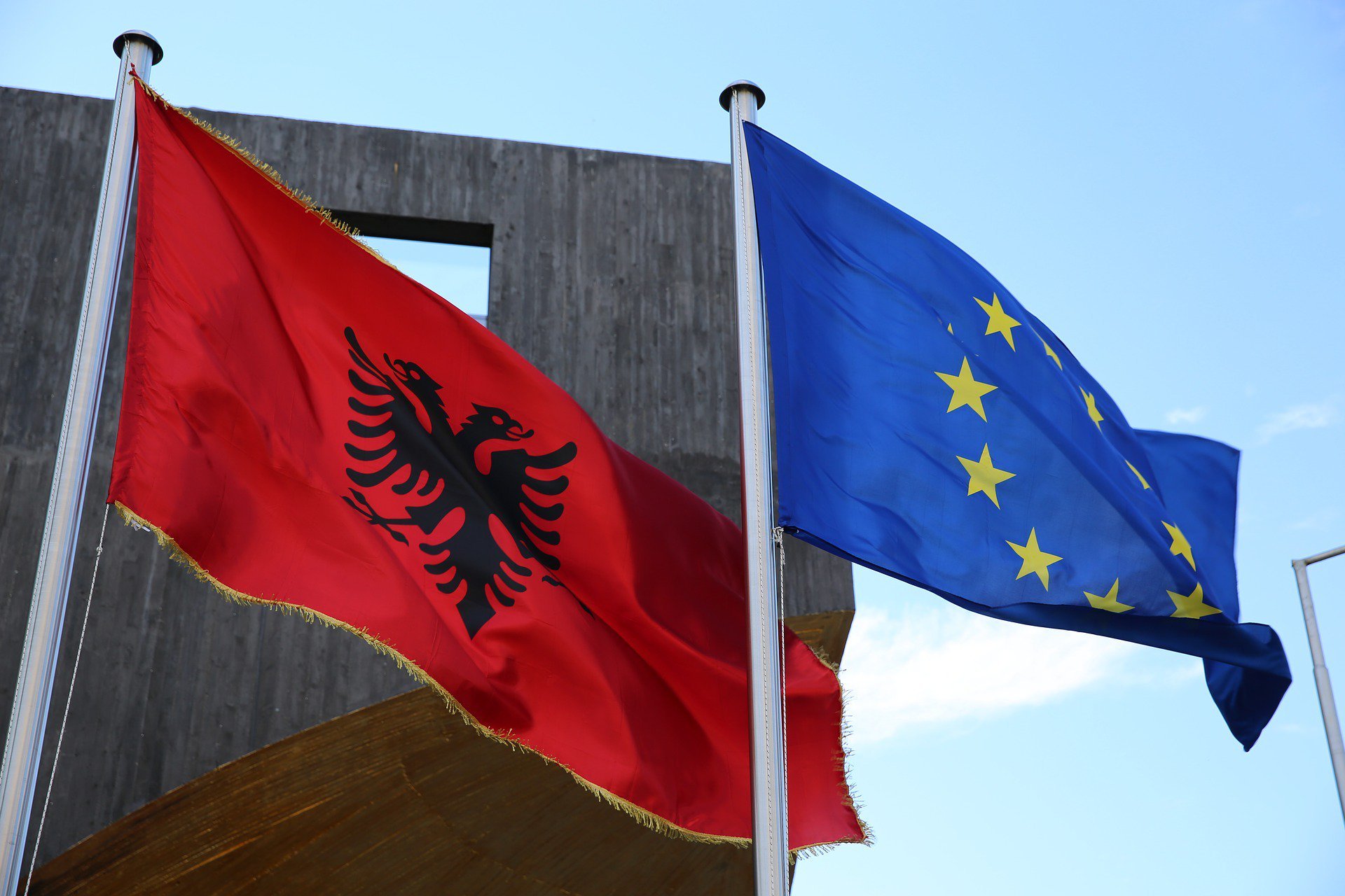 Shqiptarët mendim pozitiv për BE-në më shumë se fqinjët ballkanas