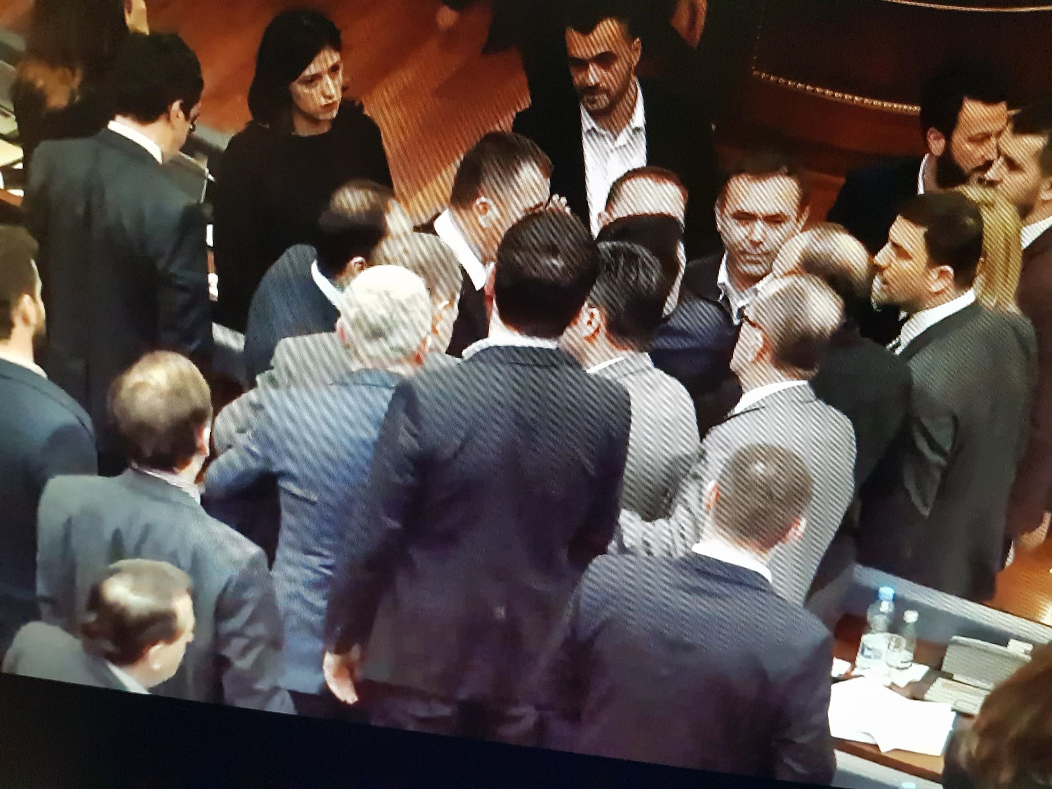 Deputetët e Vetëvendojes e quajnë “kriminele” Dhurata Hoxhën, gati të plasë sherri me PDK-në
