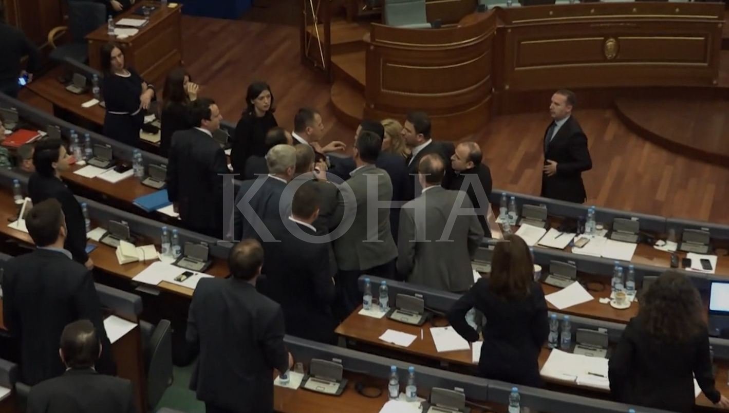 Tensione, përleshje e akuza përcjellin interpelancën për vdekjen e Deharit