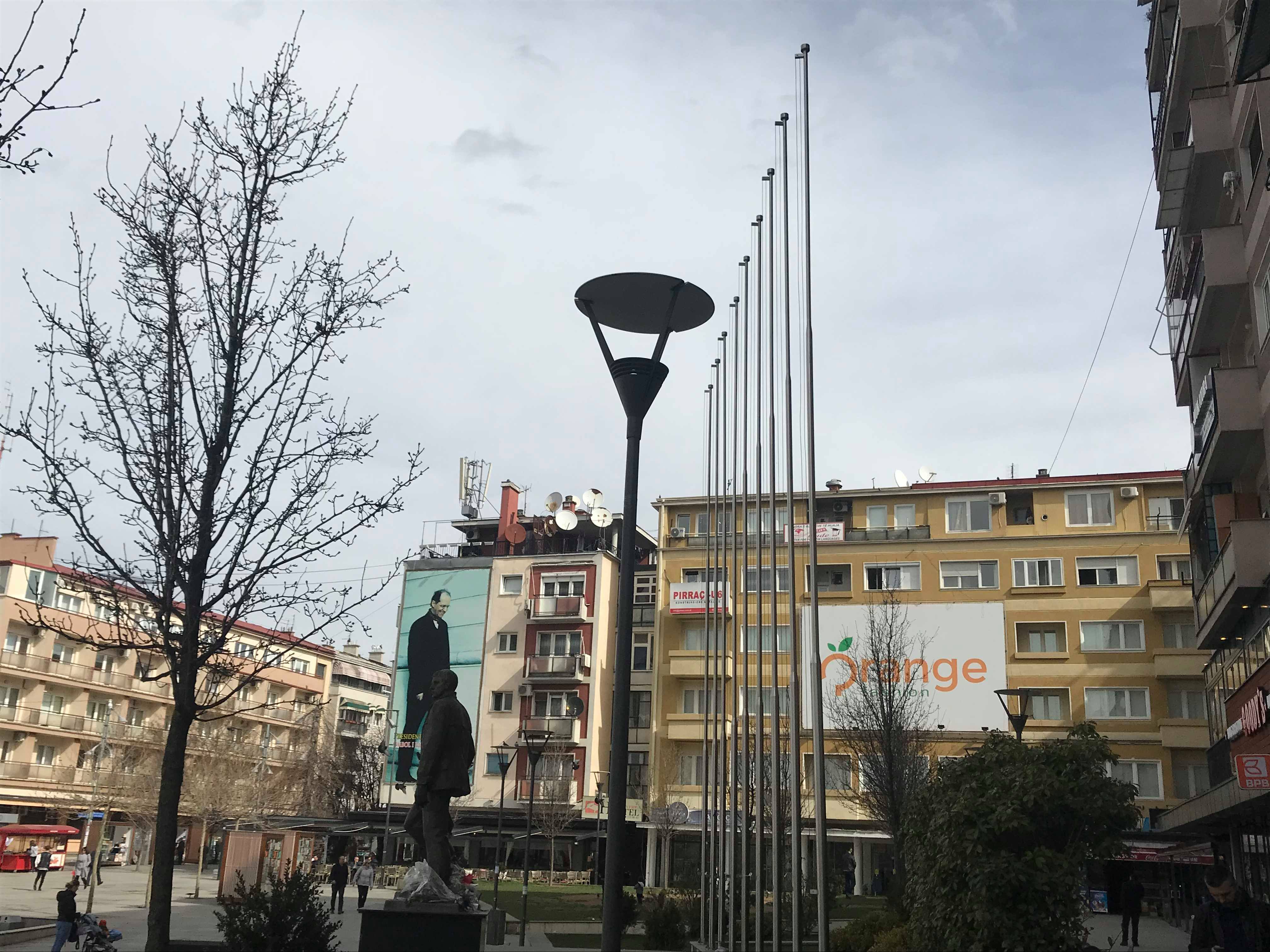 Ndaj tre personave iniciohet procedurë për “vandalizëm”, shkak largimi i flamujve në sheshin “Zahir Pajaziti”