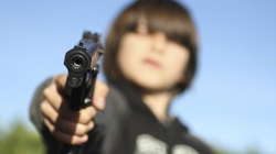 4-vjeçari amerikan shtie ndaj policisë