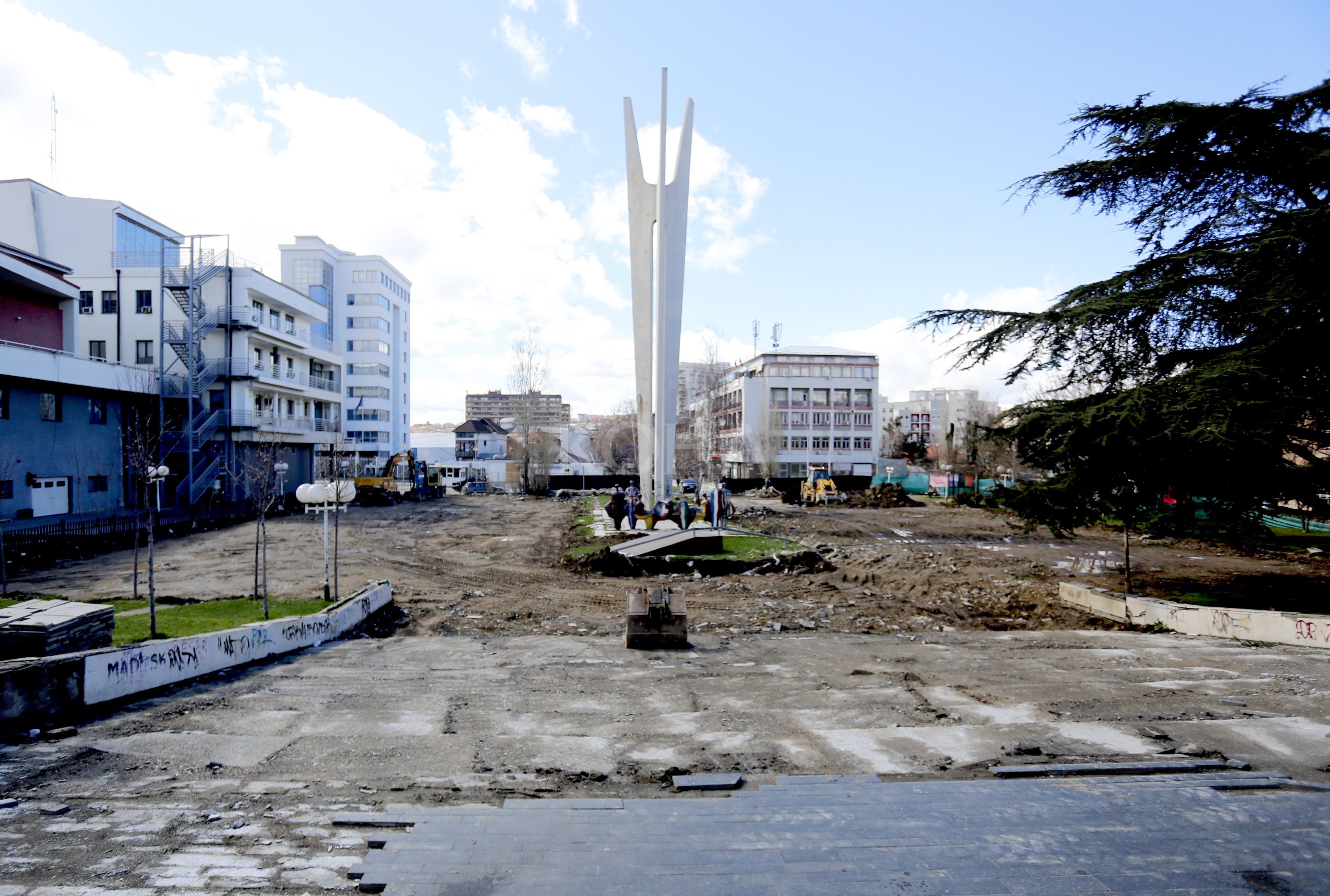 Institucionet e trashëgimisë pezullojnë punimet tek “Trekëndëshi” në Prishtinë