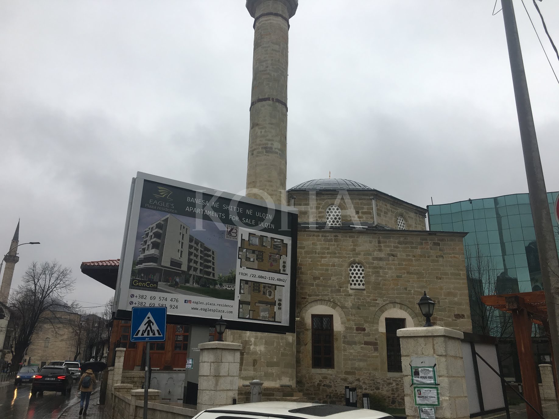 Largohet reklama shtatë muaj pa leje në Xhaminë e Jashar Pashës në Prishtinë