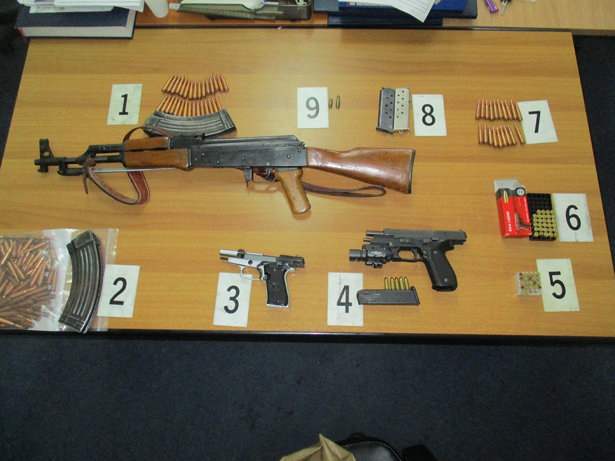Policia sekuestron tri armë e 200 fishekë në Prizren