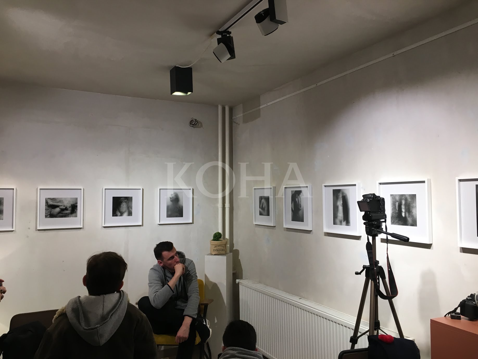 Në “Monet” u hap ekspozita personale e fotografit Fahredin Spahija