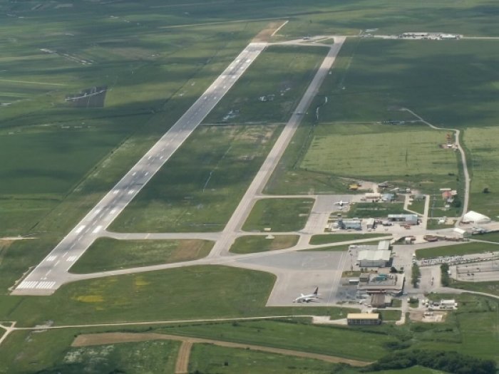 Paralajmërohet shpronësimi i 45 hektarëve të Aeroportit të Gjakovës