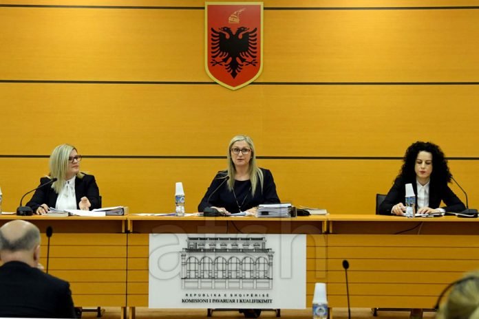 Nis zbatimi i vettingut në Shqipëri, shkarkohet gjyqtari i Kushtetueses