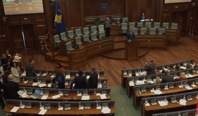 Pas lirimit deputetët që hodhën gaz lotsjellës kthehen në Kuvend, priten me duartrokitje