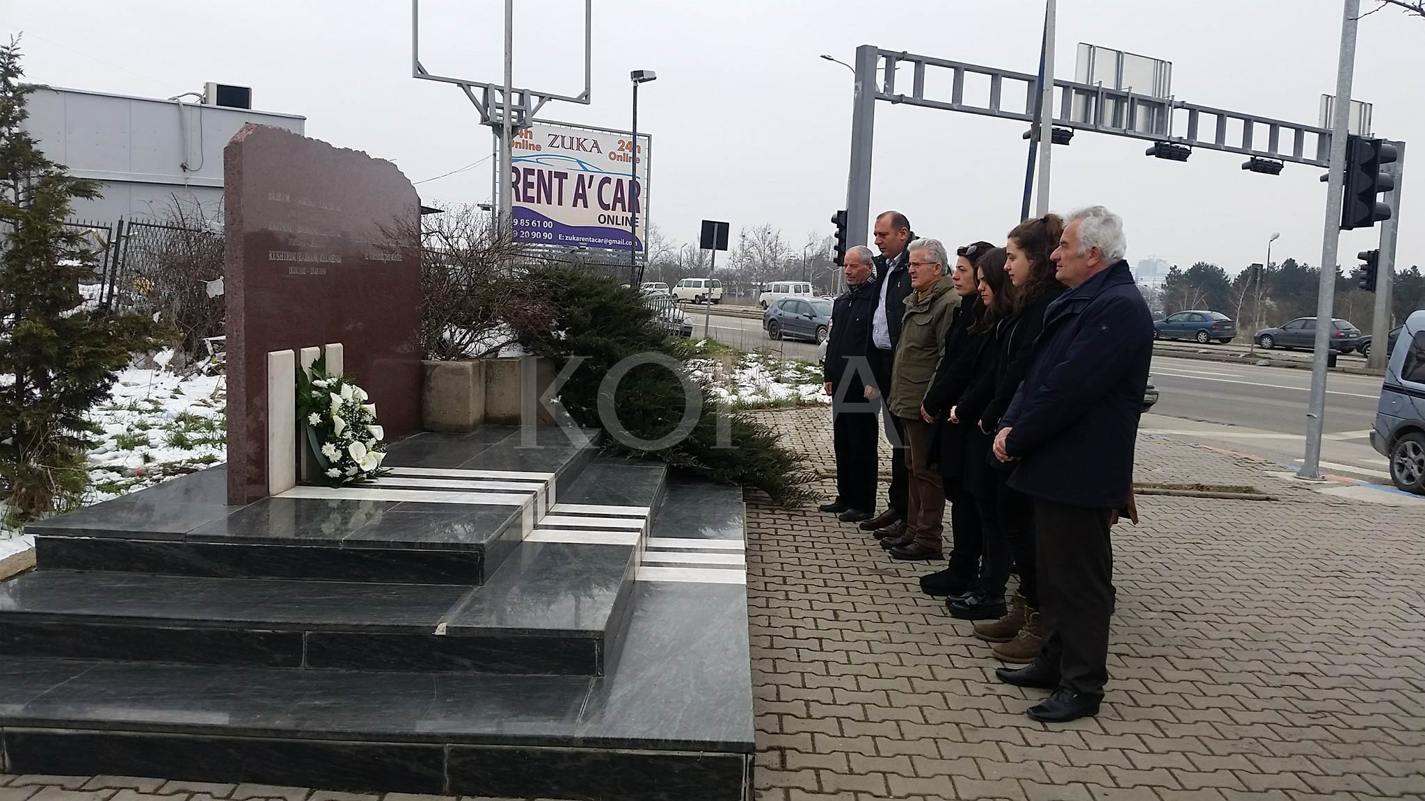Në 19 vjetorin e vrasjes, familjarë e miq përkujtojnë Bajram, Kastriot e Kushtrim Kelmendin