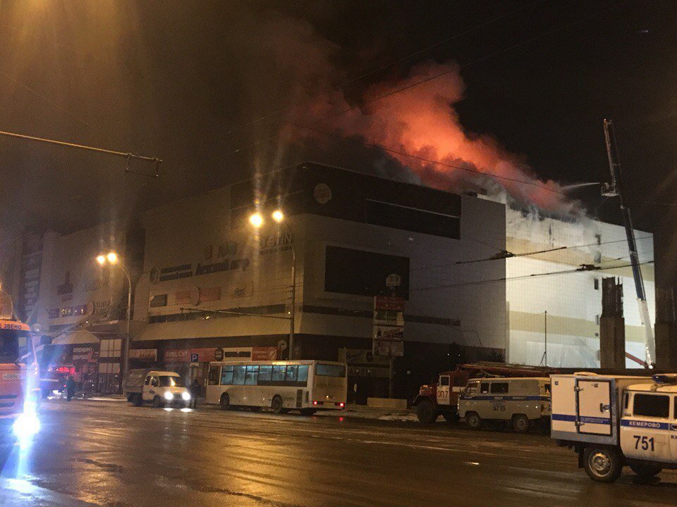 Shpërthen zjarri në një qendër tregtare në Siberi, 37 të vdekur