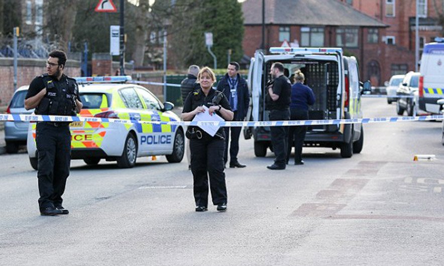 Momenti kur një 23 vjeçar sulmon policët britanik me hanxhar