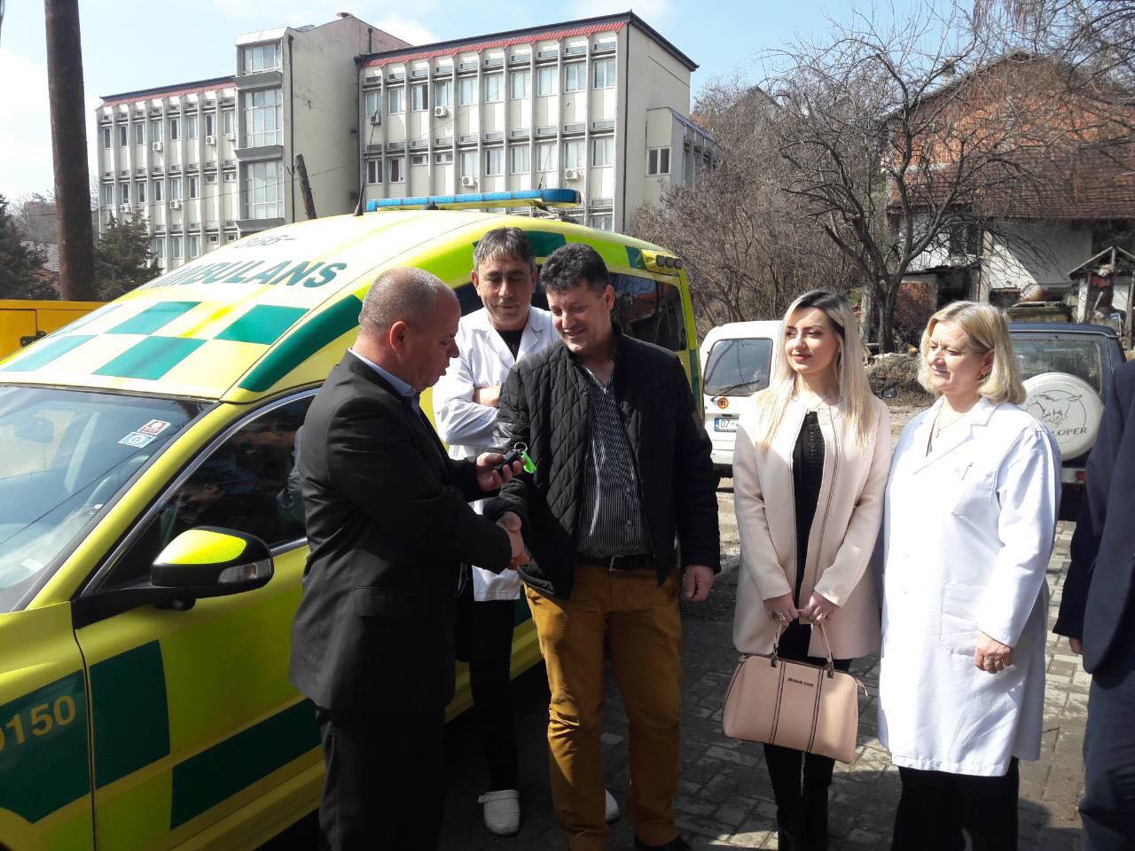 Mërgimtarët dhurojnë një autoambulancë për QKMF në Rahovec